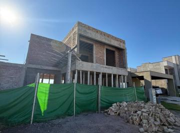 Casa · 161m² · 3 Ambientes · 2 Cocheras · Casa en Pozo 3 Dorm. B° Privado Las Retamas