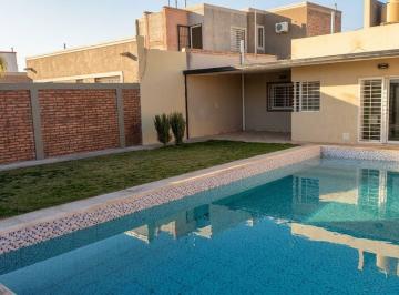 Casa · 170m² · 5 Ambientes · 2 Cocheras · Casa con Quincho y Pileta B° Privado Santa Lucia