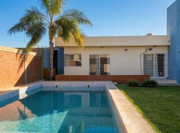 Casa · 170m² · 5 Ambientes · 2 Cocheras · Casa con Quincho y Pileta B° Privado Santa Lucia