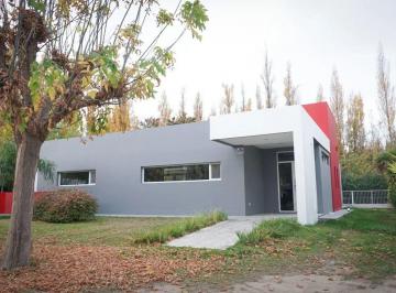 Casa · 205m² · 6 Ambientes · 1 Cochera · Casa en Plottier