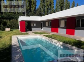 Casa · 205m² · 6 Ambientes · 1 Cochera · Casa en Plottier