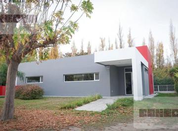 Casa · 205m² · 6 Ambientes · 1 Cochera · Casa en Plottier