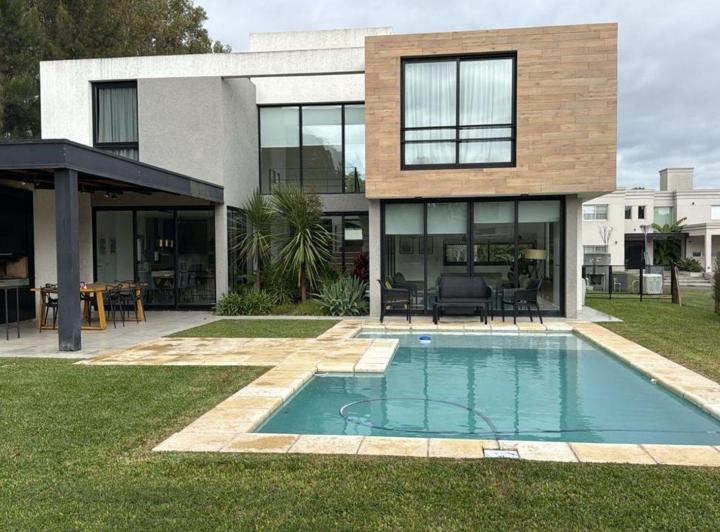 Casa · 470m² · 5 Ambientes · 2 Cocheras