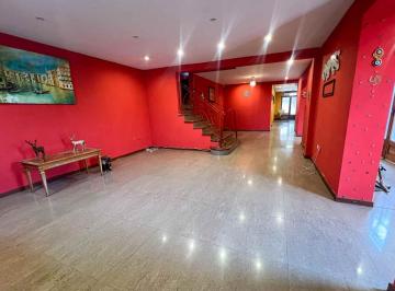 Casa · 171m² · 4 Ambientes · 1 Cochera · Casa 4 Ambientes Jardin Pileta Climatizada Adrogue