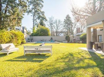 Casa · 197m² · 6 Ambientes · 2 Cocheras · Casa 4 Dorm. Pileta Quincho Fisherton Venta