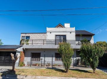 Casa · 103m² · 3 Ambientes · 1 Cochera · Venta PH Casa 3 Ambientes Quilmes Cochera