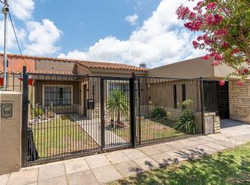 Casa · 156m² · 4 Ambientes · 1 Cochera · Venta Casa con Quincho Cochera y Jardin en Hudson