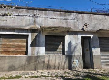 Casa · 206m² · 3 Ambientes · Casa a Refaccionar Venta Llavallol con 2 Locales