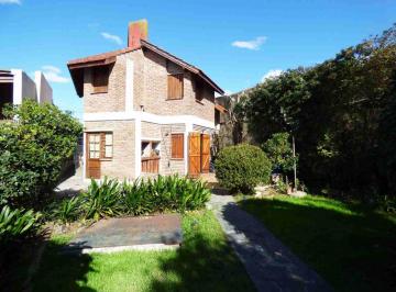 Casa · 175m² · 5 Ambientes · 2 Cocheras · Casa de 5 Ambientes en Venta en Turdera con Jardín