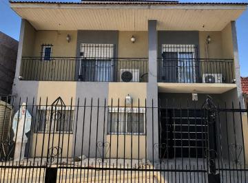 Casa · 215m² · 5 Ambientes · 3 Cocheras · Casa de 4 Ambientes y Fondo en Venta en m Chingolo