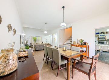 Casa · 178m² · 4 Ambientes · 1 Cochera · Casa en Venta 3 Dorm. Apta Credito