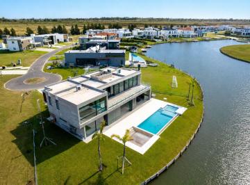 Casa · 600m² · 6 Ambientes · 2 Cocheras · Casa Venta 6 Ambientes a La Laguna Terralagos
