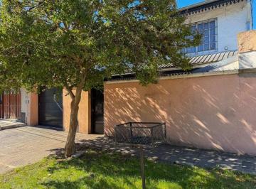Casa · 255m² · 4 Ambientes · 1 Cochera · Venta Casa 5 Ambientes Cochera Quincho Apcredito