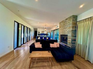 Casa · 250m² · 4 Ambientes · 2 Cocheras · Venta Casa 4 Amb C/pileta Quincho Carlos Keen