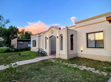 Casa · 221m² · 6 Ambientes · Casa en Venta - Casuarinas Pilar del Este