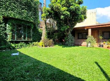 Casa · 236m² · 4 Ambientes · 1 Cochera · Casa 4 Amb. con Jardin y Cochera