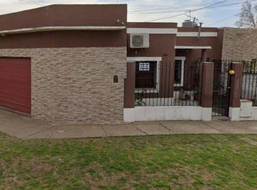 Casa · 110m² · 4 Ambientes · 1 Cochera · Venta Casa 3 Amb con Quincho y Pileta Claypole