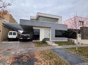 Casa · 337m² · 8 Ambientes · 2 Cocheras · Venta de Casa en Viñas del Torreon