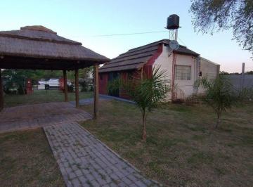 Quinta vacacional · 70m² · 2 Dormitorios · 1 Cochera · Casa en Barrio Los Paraísos a Una Cuadra del Rio.