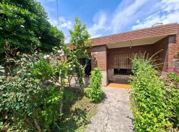Casa · 70m² · 4 Ambientes · 1 Cochera · Venta Casa 4 Amb con Patio, Berazategui