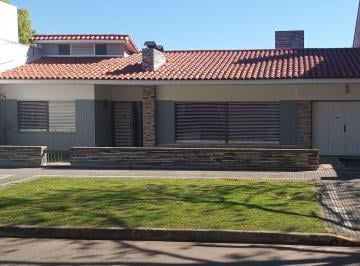 Casa · 135m² · 4 Ambientes · 3 Cocheras · Venta Casa 4 Amb Piscina, Parque Cochera Bernal