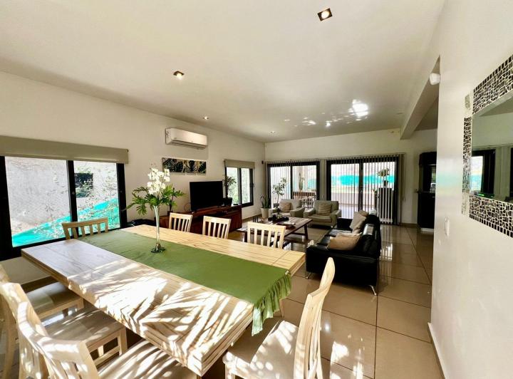 Casa · 290m² · 9 Ambientes · 2 Cocheras