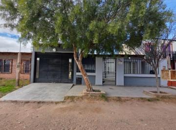 Casa · 200m² · 4 Ambientes · 5 Cocheras · Casa de 3 Dorm. en Alquiler Amoblada Empresas