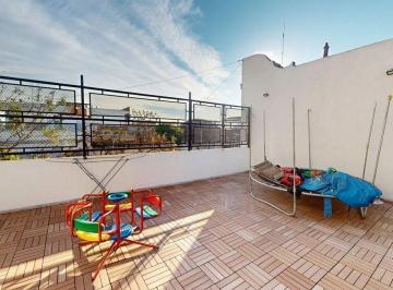 Casa · 200m² · 5 Ambientes · 1 Cochera · Casa Triplex en Venta con Terraza y Quincho