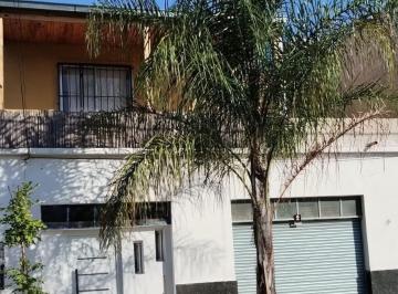 Casa · 155m² · 4 Ambientes · 1 Cochera · Venta Vivienda Multifamiliar en Lomas del Mirador