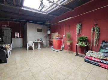 Casa · 48m² · 2 Ambientes · 1 Cochera · Venta Casa Pompeya con Cochera y Patio.