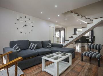 Casa · 211m² · 6 Ambientes · 1 Cochera · Venta Casa 6 Amb con Jardin y Terraza V. Urquiza