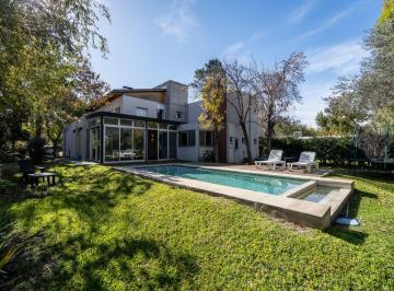 Casa · 250m² · 5 Ambientes · 3 Cocheras · Casa de 5 Amb en Venta en Fincas del Lago Escobar