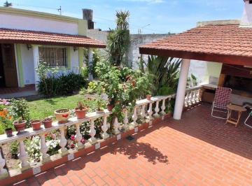 Casa · 130m² · 4 Ambientes · 3 Cocheras · Venta Casa Lujan Apta Cred. con Quincho y Galpón