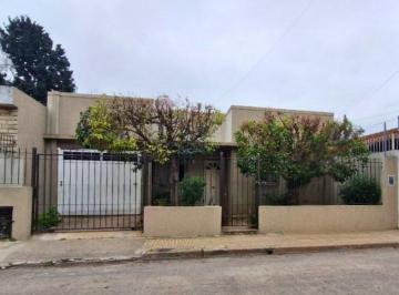 Casa · 134m² · 4 Ambientes · 1 Cochera · Venta Casa 5 Ambiantes Moron Apto Credito