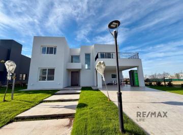 Casa · 221m² · 4 Ambientes · Venta de Casa en Village Plaza