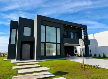 Casa · 226m² · 4 Ambientes · Venta de Casa en Barrio Village Plaza