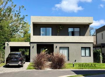 Casa · 195m² · 5 Ambientes · Venta de Casa en Barrio Cerrado con Porton