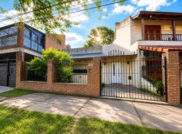 Casa · 117m² · 4 Ambientes · 2 Cocheras · Casa de 3 Dorm. con Jardín, Patio y Cochera