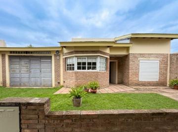 Casa · 140m² · 3 Ambientes · 1 Cochera · Casa en Juan Bautista Alberdi 2257