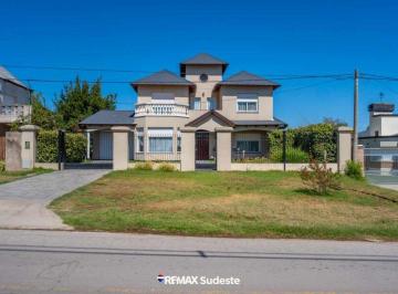 Casa · 223m² · 5 Ambientes · 1 Cochera · Venta Casa de Estilo Corazon de Patagonia Unica