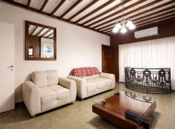Casa · 130m² · 5 Ambientes · 1 Cochera · Venta Casa 3 Dorm - Hurlingham - Excelente Zona!
