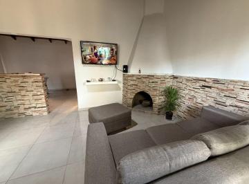 Casa · 113m² · 4 Ambientes · 1 Cochera · Casa en Venta en Pergamino con Patio