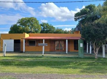 Quinta vacacional · 86m² · 2 Dormitorios · 1 Cochera · Casa Quinta en Venta en Rojas con Pileta