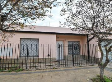 Casa · 122m² · 4 Ambientes · 1 Cochera · Casa en Venta 3 Dorm. en Macrocentro Venado Tuerto