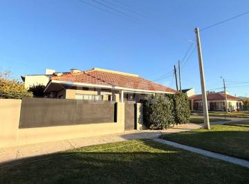 Casa · 150m² · 5 Ambientes · 1 Cochera · Casa 4 Dorm. Barrio Pueyrredon