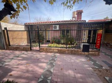 Casa · 146m² · 4 Ambientes · 2 Cocheras · Venta de Casa Calle Alpatacal - Villa Nueva Gllén