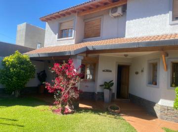 Casa · 190m² · 6 Ambientes · 3 Cocheras · Casa en Venta B° Furlotti. Gran Oportunidad!