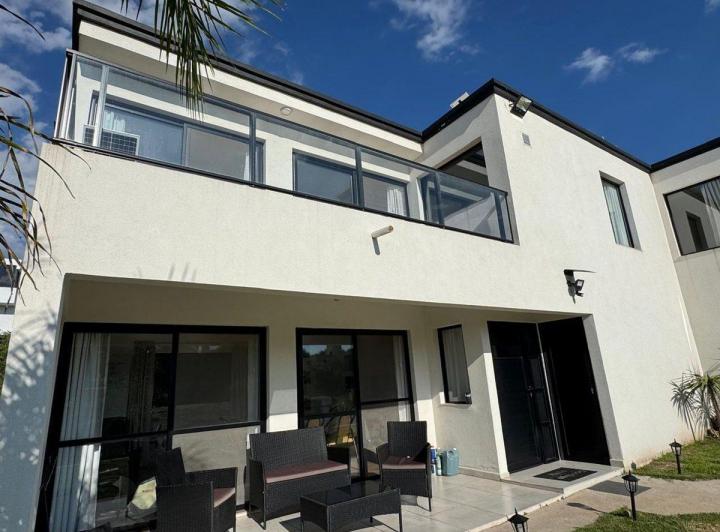Casa · 256m² · 5 Ambientes · 3 Cocheras