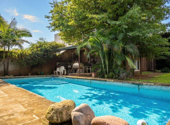 Casa · 310m² · 6 Ambientes · 3 Cocheras