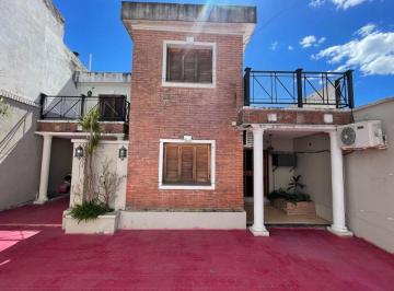 Casa · 210m² · 6 Ambientes · Casa en Venta - Barrio Centro - 5 Dorm.